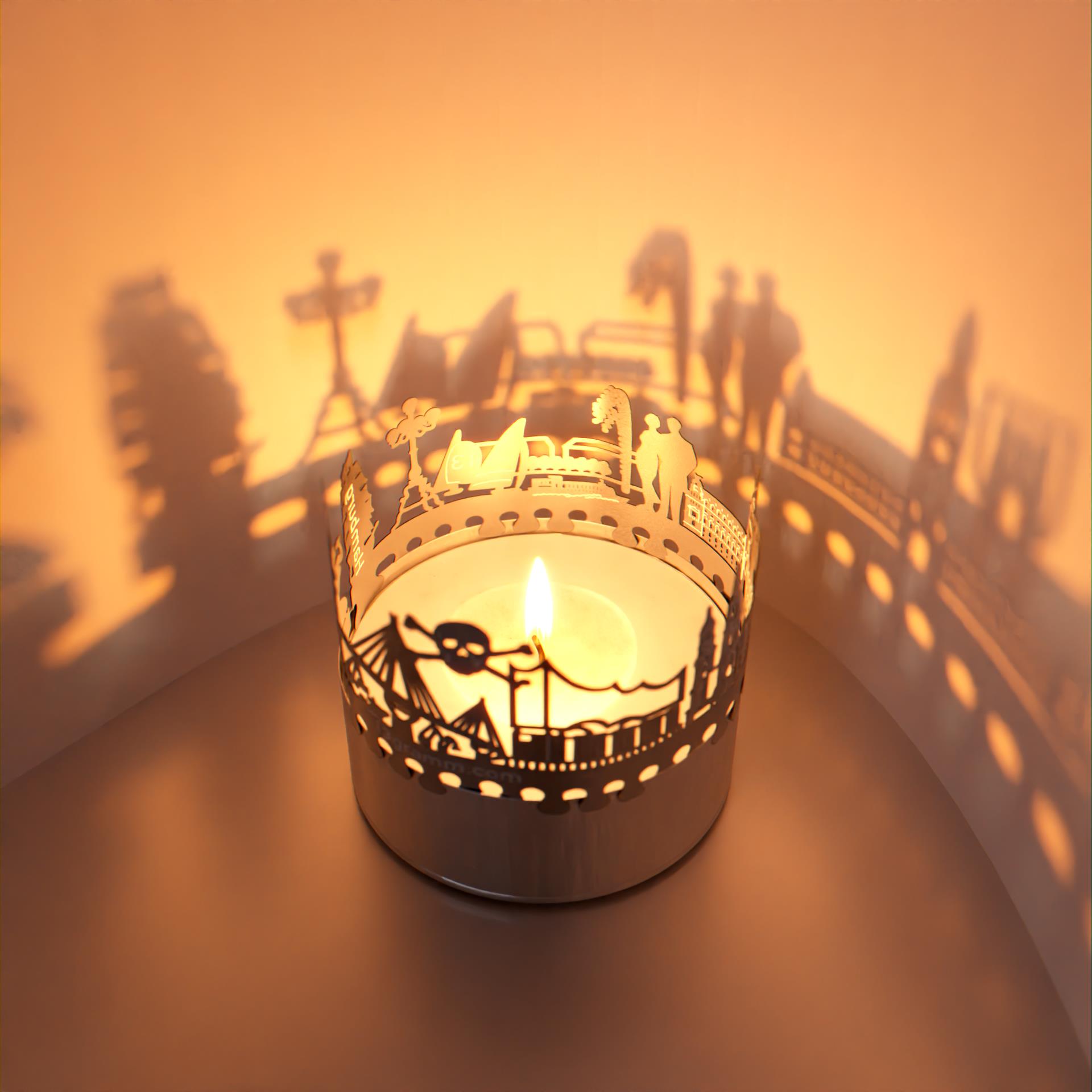 102_hamburg_schattenspiel_skyline_atmosphaerisches-licht_stimmungslicht_city-light_grusskarte_elbphilharmonie_hamburger-hafen_sehenswuerdigkeiten