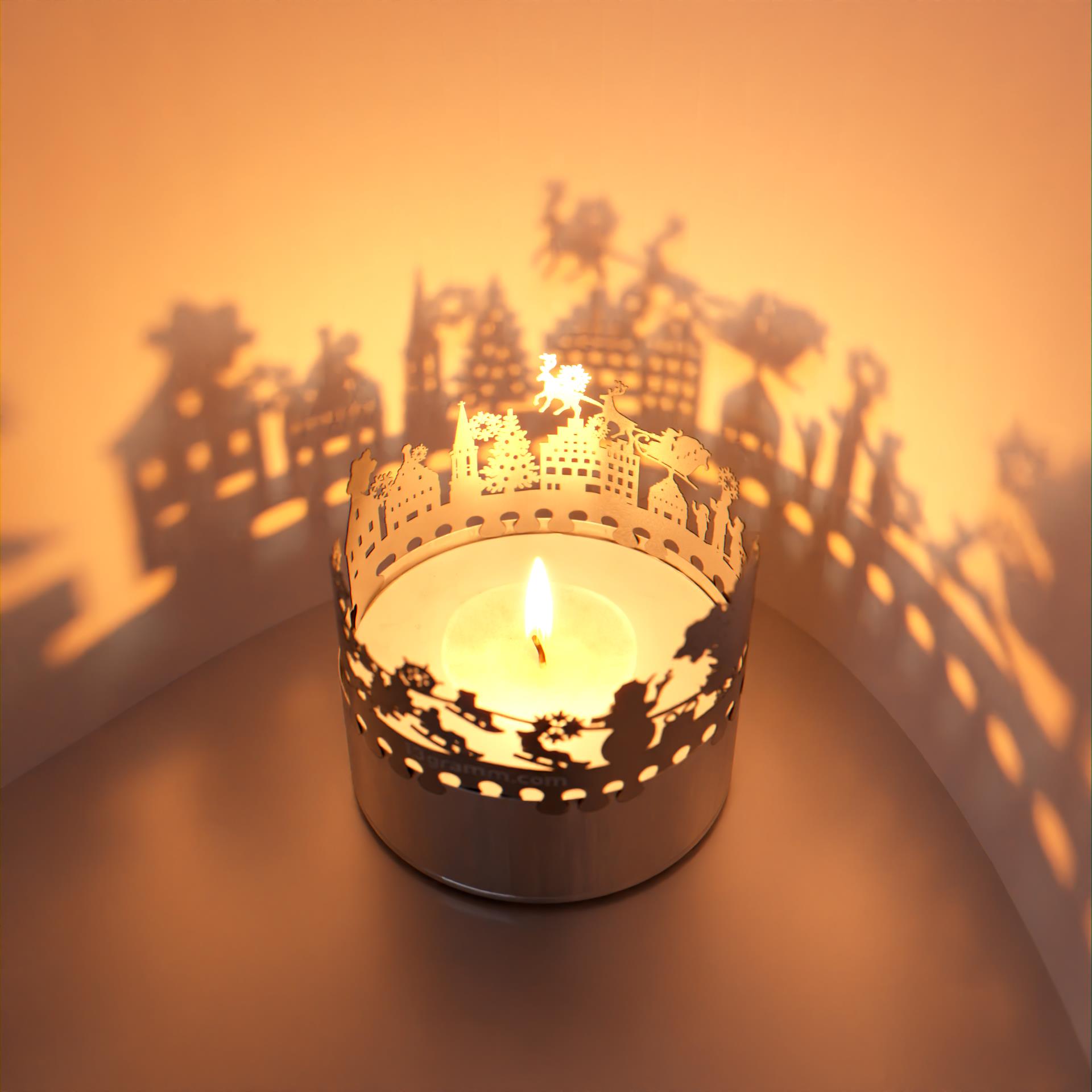 12_postkarte_weihnachten_motivkerze_weihnachtszeit_teelicht_kerze_schattenspiel_geschenk_wohnaccessoire_rodeln_schlittenfahren_rentiere_bescherung