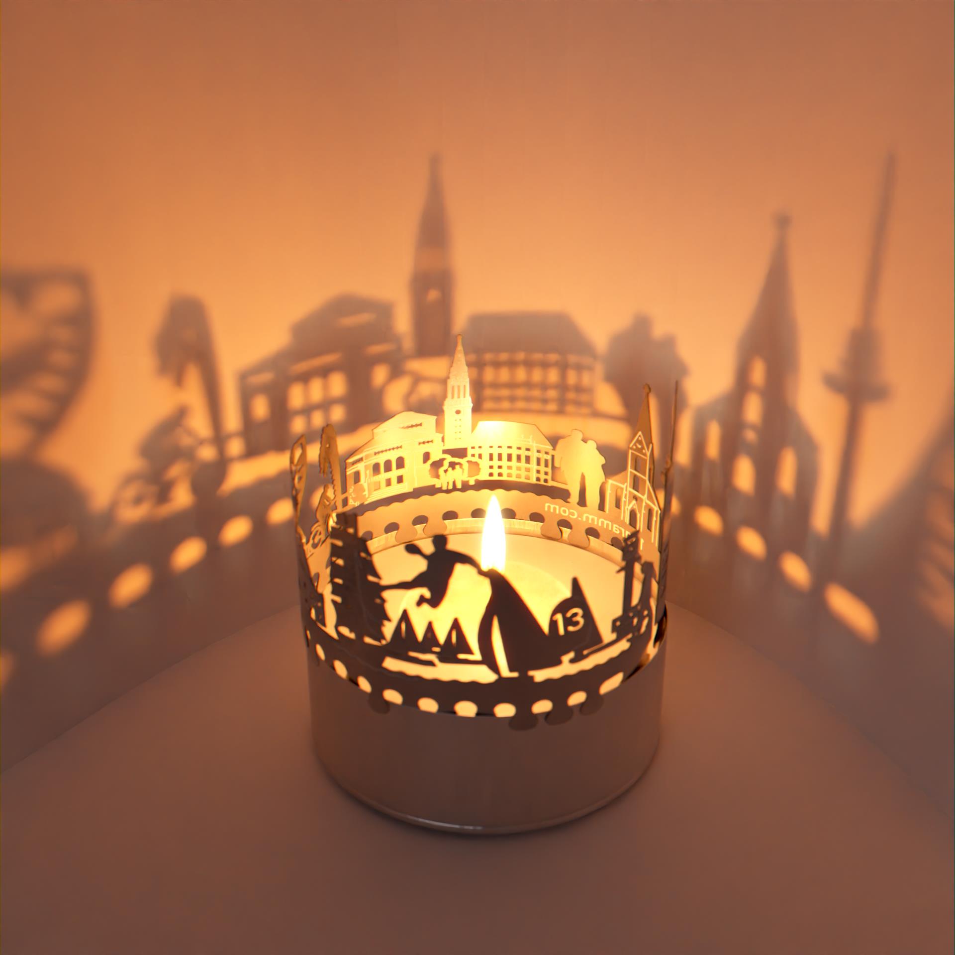 137_kiel_souvenir_postkarte_kerze_skyline_marine-denkmal_fernsehturm_nikolaikirche_kleiner-kiel_schifffahrtsmuseum_kieler-woche_windjammerparade