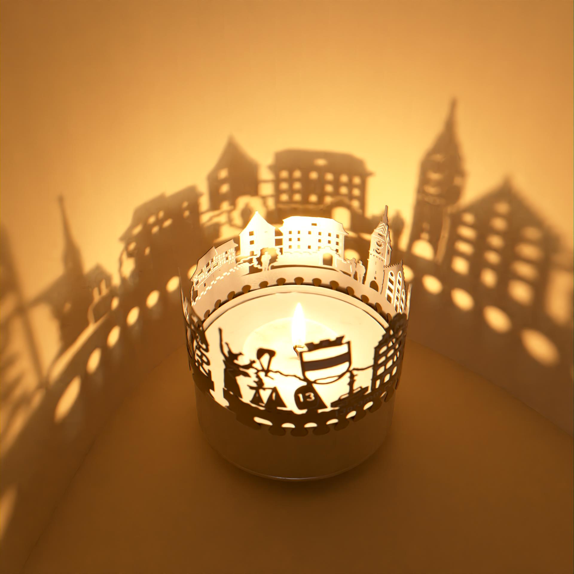 163_zug_teelicht-windlicht_schattenspiel_skyline-projektion_souvenir_postkarte_zuger-see_kapuzinerturm_kolinplatz_zytturm_kunsthaus-zug_huwilerturm