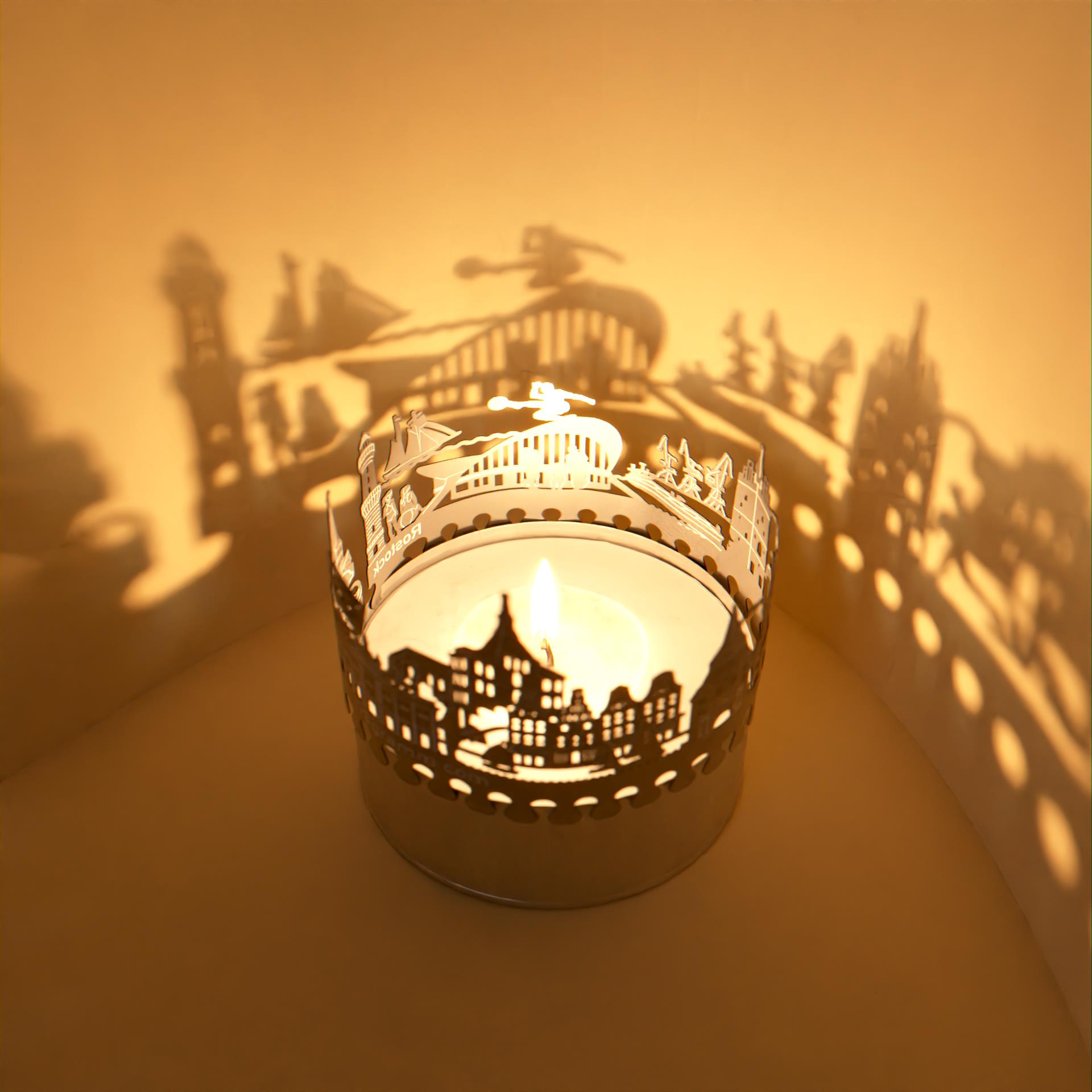 223_rostock_touristen_urlaub_windlicht_motivkerze_skyline_stimmungslicht_postkarte_radsport_marienkirche_petrikirche_kroepeliner-tor_hafen