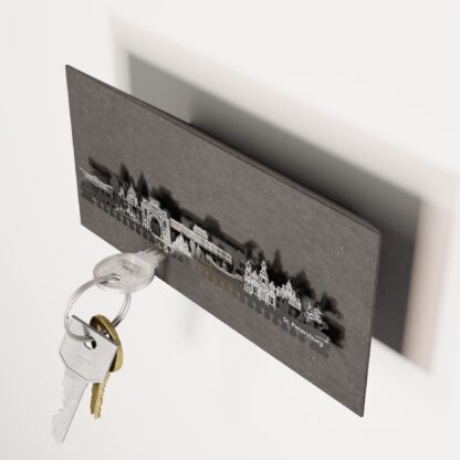https://13gramm.com/shop/st-petersburg-skyline-souvenir-schluesselbrett/