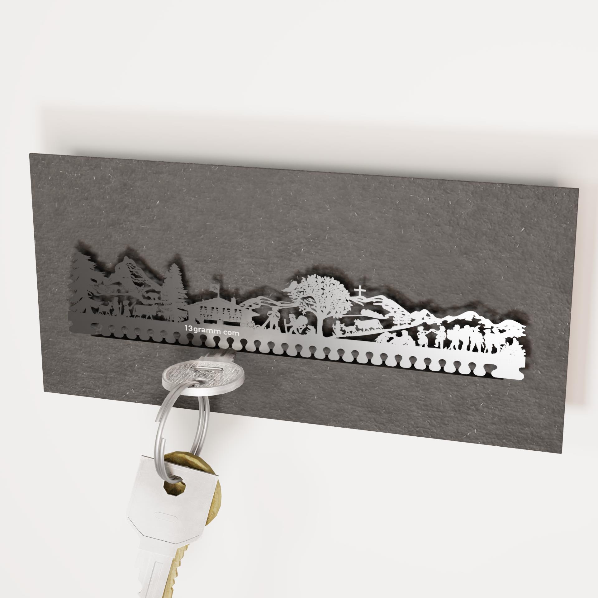 2440_almabtrieb_almen_alpenlandschaft_bauernhof_kuhhirte_gipfelkreuz_wandern_bergsteigen_schluesselhalter_rustikal_geschenkidee_dekoration_souvenir