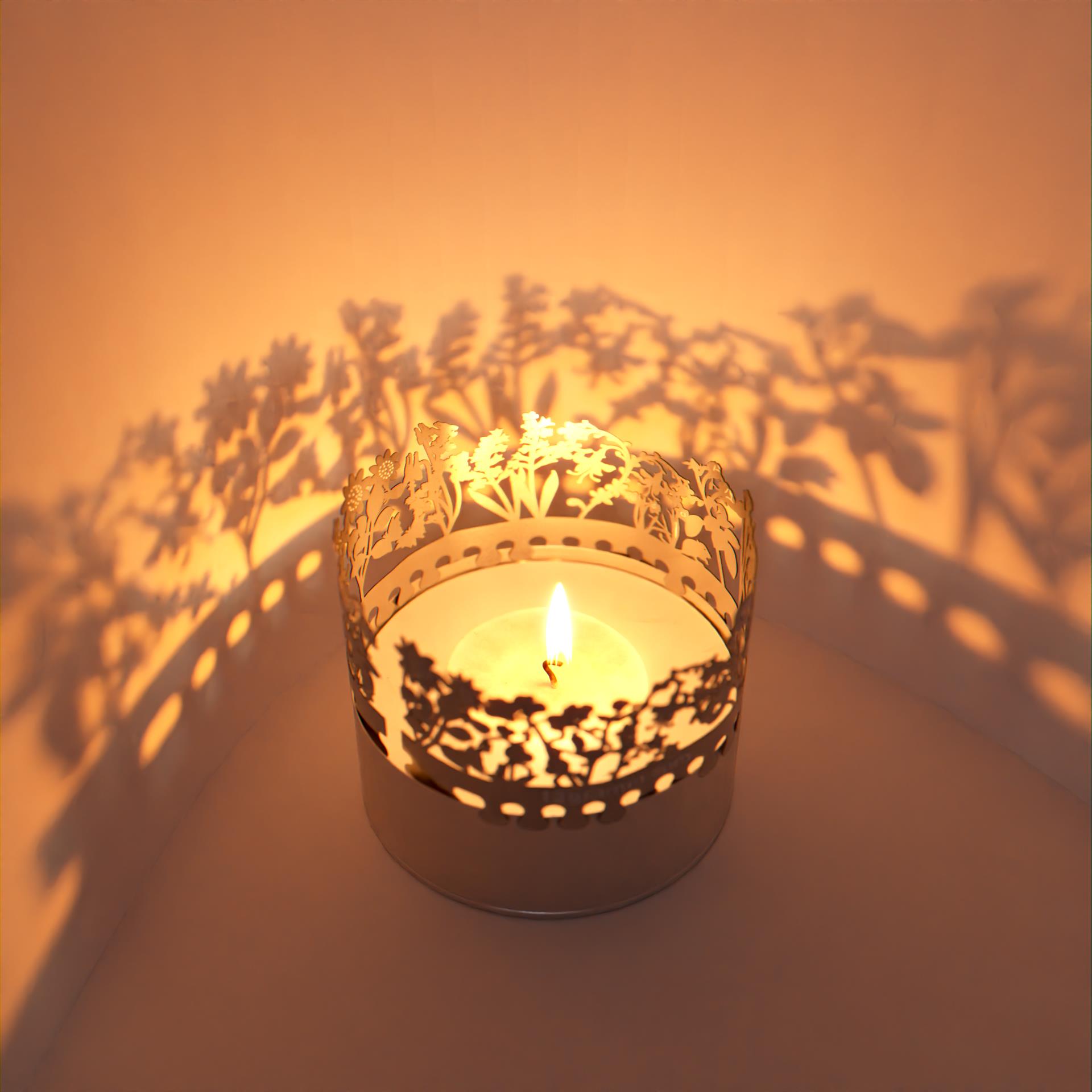 41_blumenthema_zierkerze_postkartenmotiv_tischdekoration_blumenstrauss_vintage-design_duftwirkung_romantik_stimmungsvolles-licht_fruehling_sommer