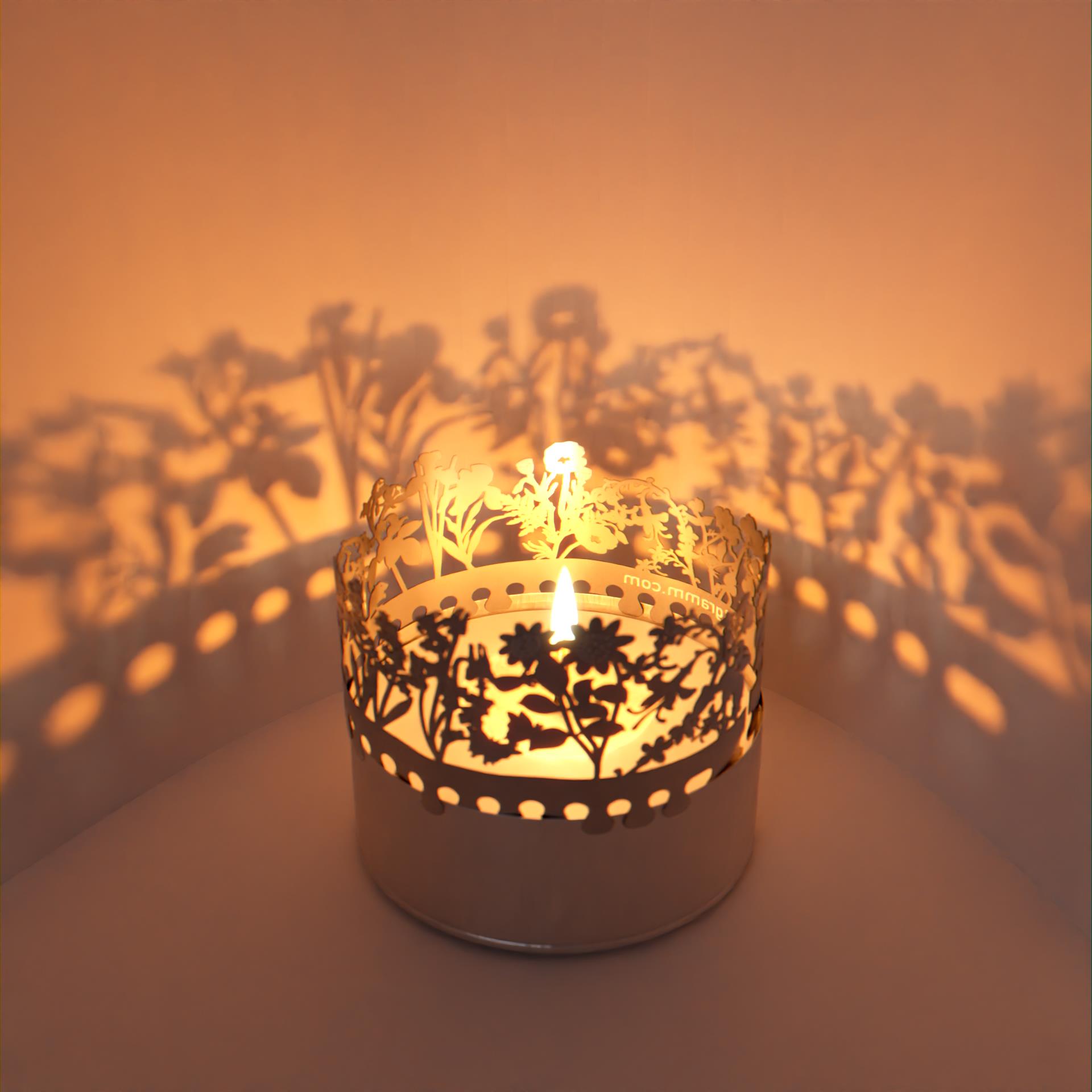 41_motivkerze_schattenprojektionen_wohnzimmer_bluetendekoration_geschenkset_lichtreflexe_romantisches-leuchtobjekt_fensterdekoration